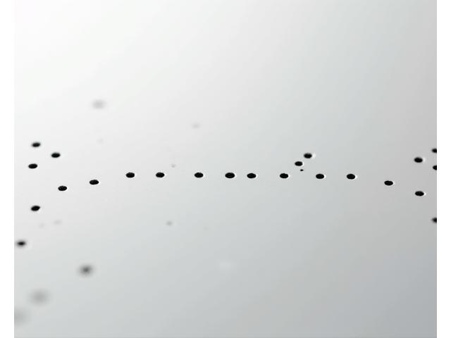 금속 판재에 뚫린 여러 개의 작은 정밀 구멍